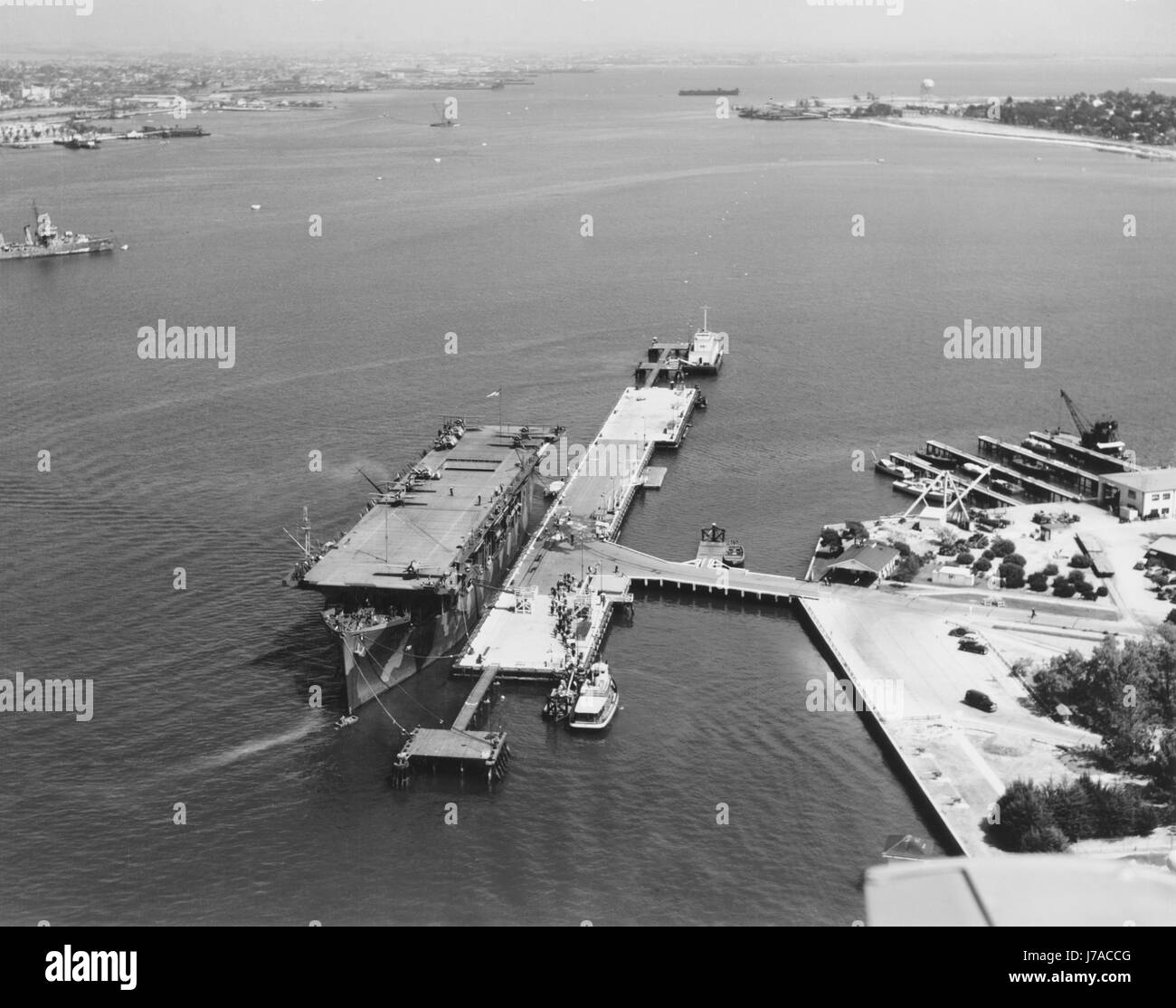 USS Long Island ormeggiato a Naval Air Station North Island sulla Baia di San Diego, California, 1942. Foto Stock