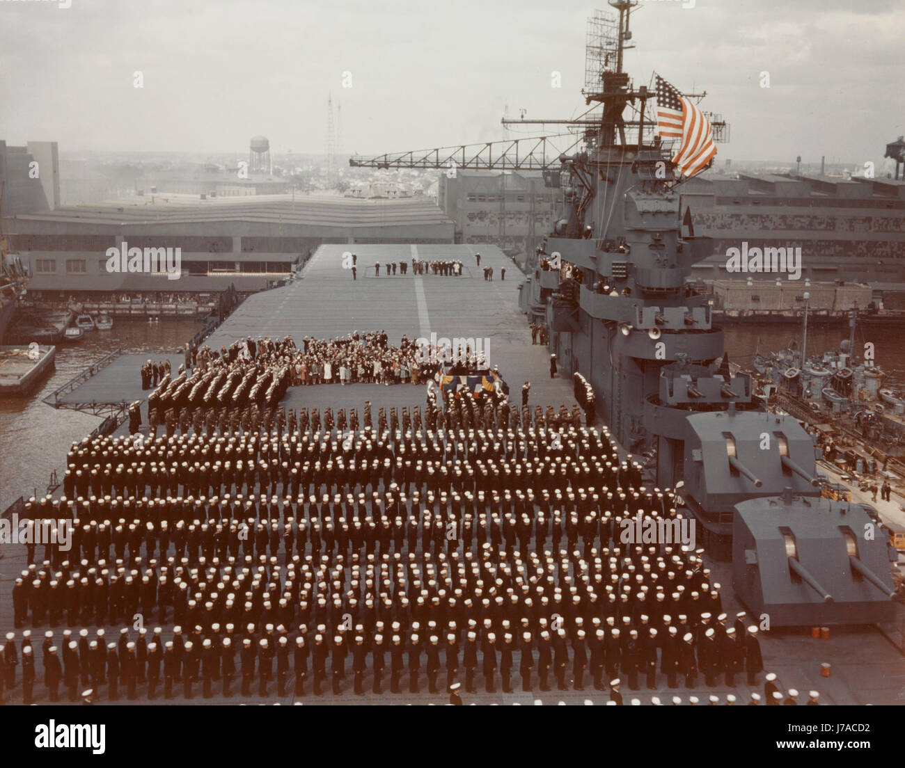 USS Yorktown equipaggio si erge a attenzione al Norfolk Navy Yard, Virginia, 1943. Foto Stock