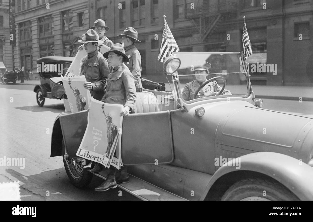Un gruppo di boy scout tenere liberty poster di prestito per le strade di New York City. Foto Stock