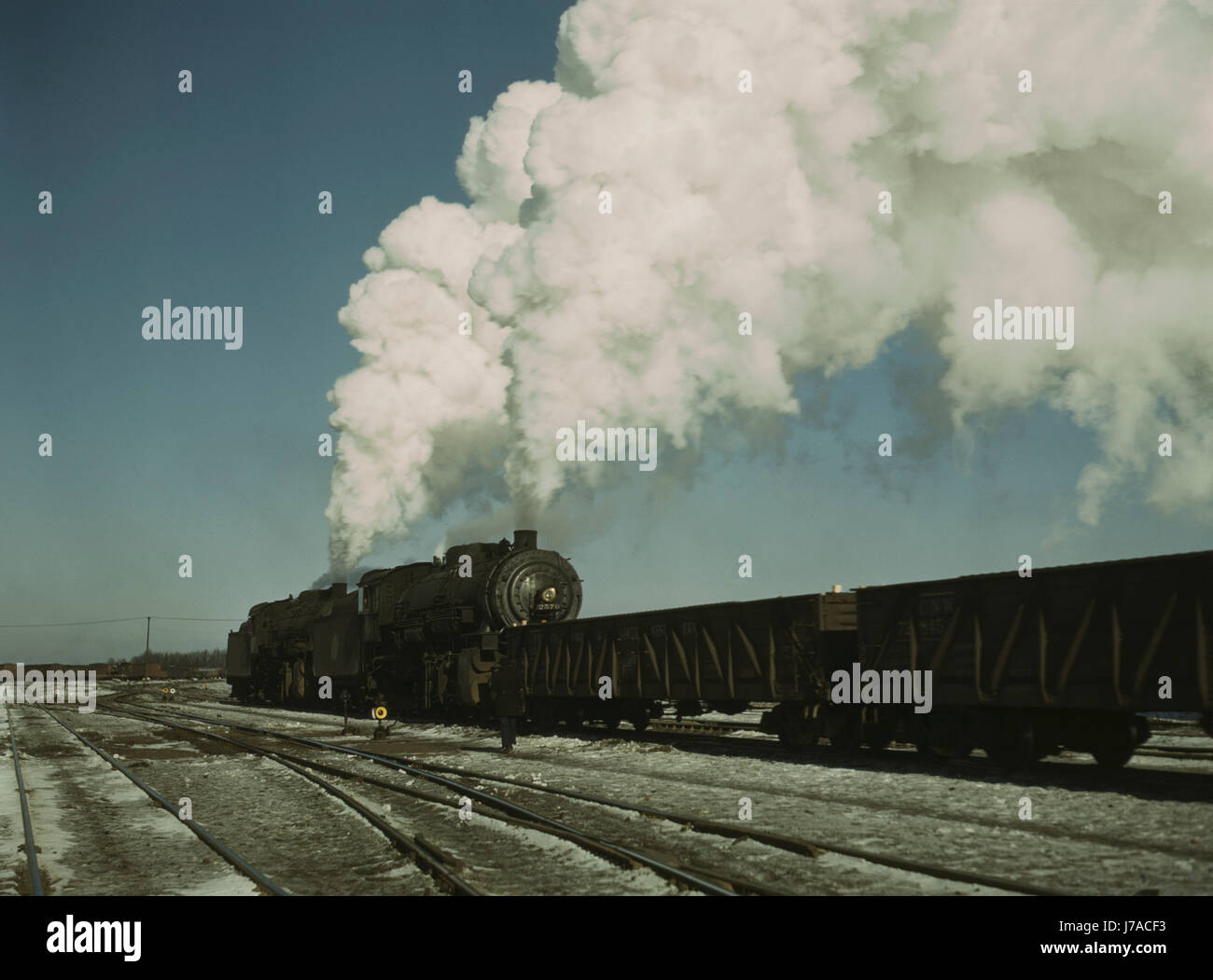 Chicago e nordoccidentale del locomotore ferroviario in un cantiere ferroviario, circa 1942-1943. Foto Stock
