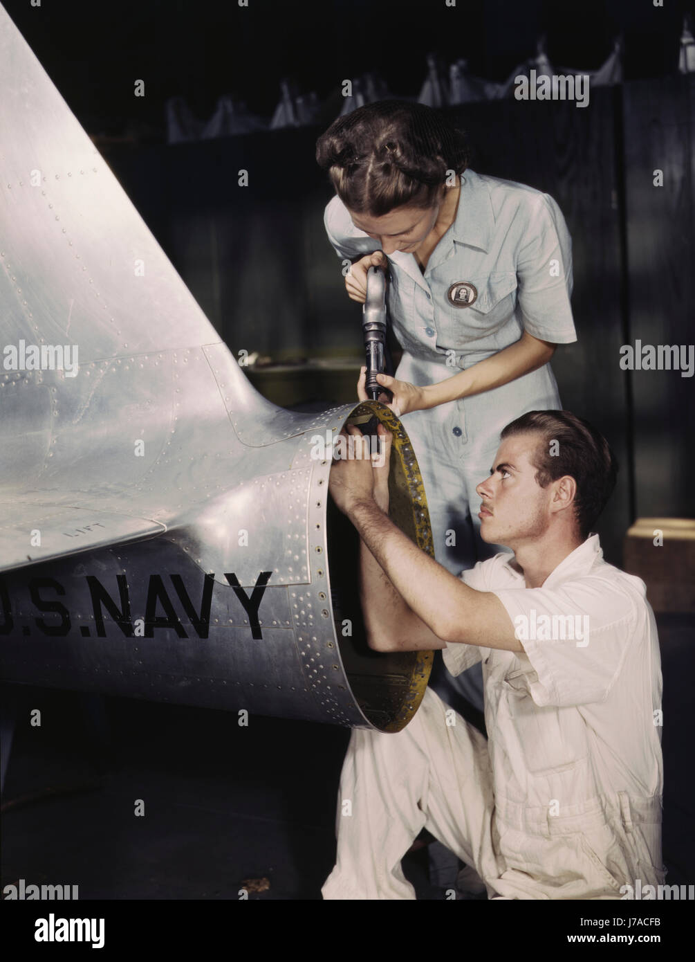 Una rivettatrice supervisiona un NYA tirocinante presso U.S. Base Navale, 1942. Foto Stock
