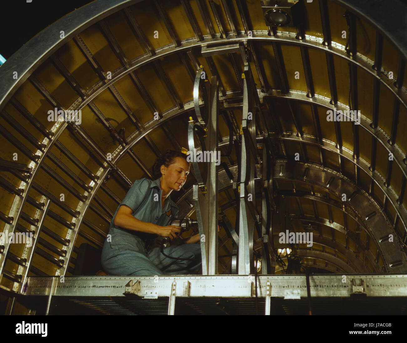 Donna installazione rack di ossigeno in un aeromobile a Fort Worth, Texas, 1942. Foto Stock