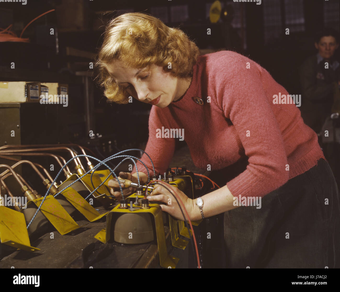 Donna al lavoro su black-out delle lampade per essere utilizzati nella Air Force, 1943. Foto Stock