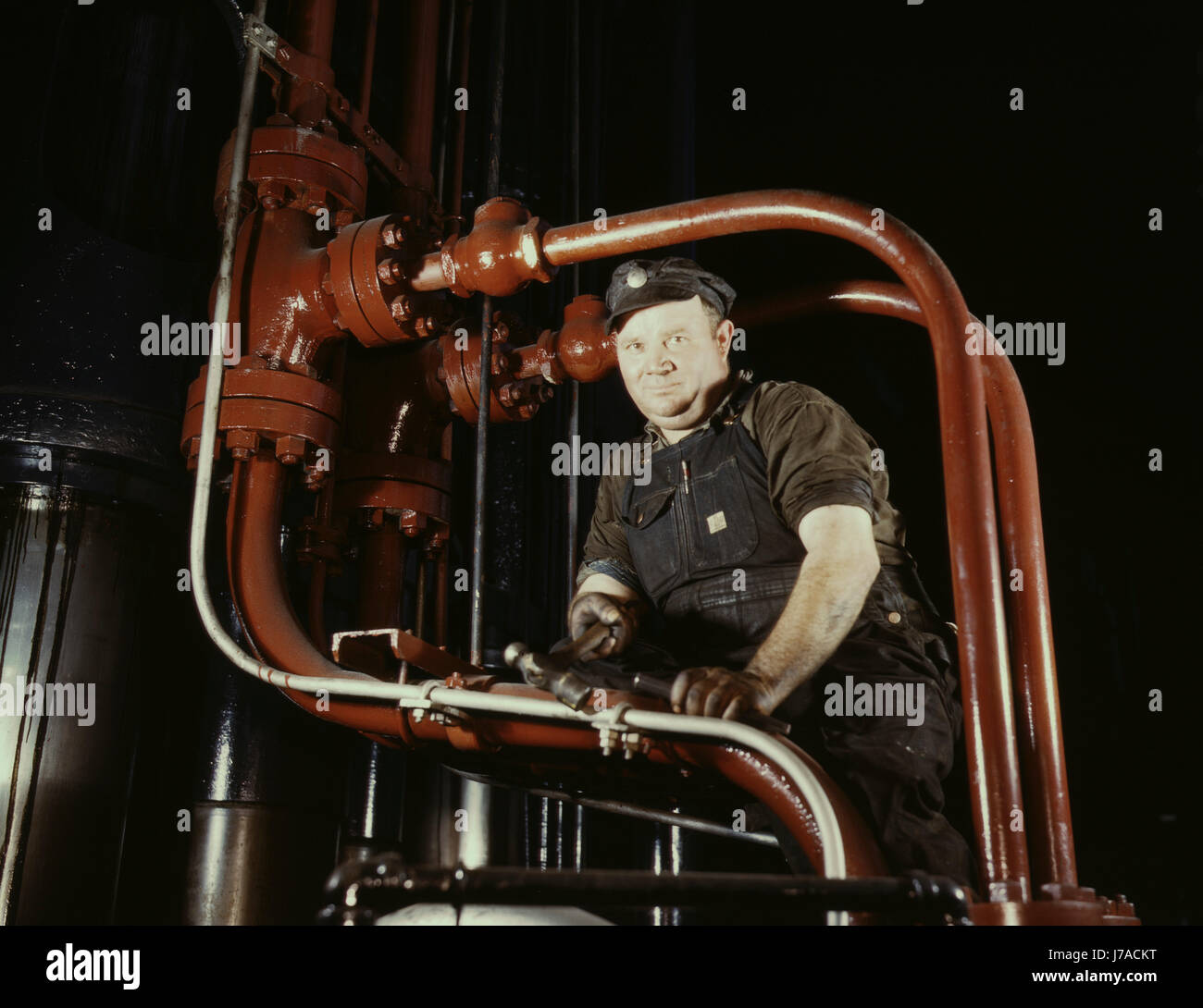 La manutenzione meccanica di tubi di controllo al più grande del carbone premere nel mondo, Tennesse, 1942. Foto Stock