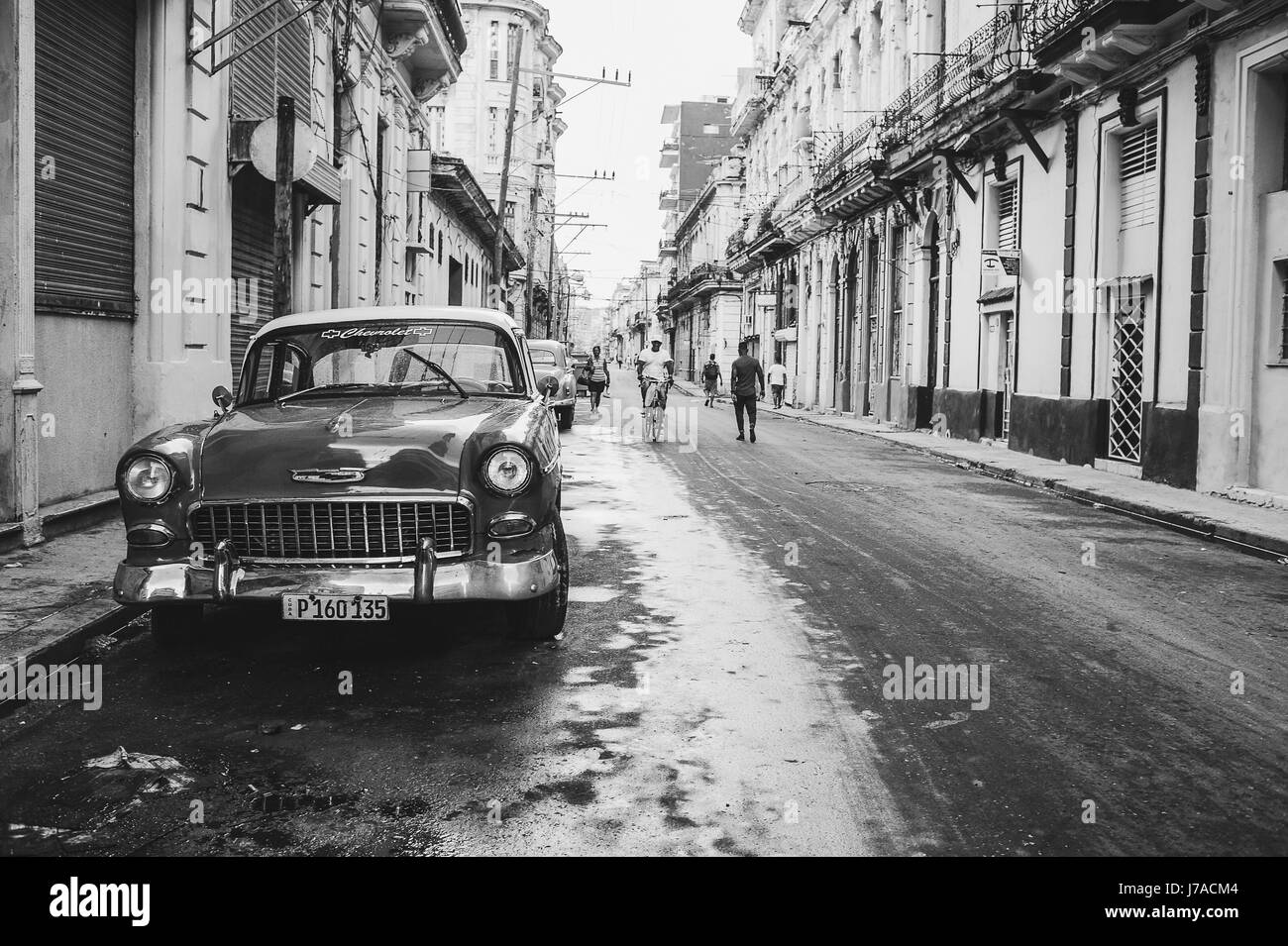 Edifici vecchi e classic car parcheggiato sulla strada della Vecchia Havana, Cuba. Monocromatico Foto Stock