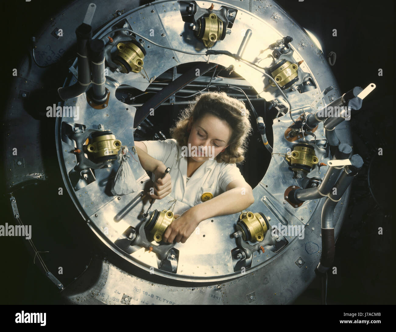 Una donna che monta una parte del cofano per uno dei motori di un B-25 bombardiere, 1942. Foto Stock