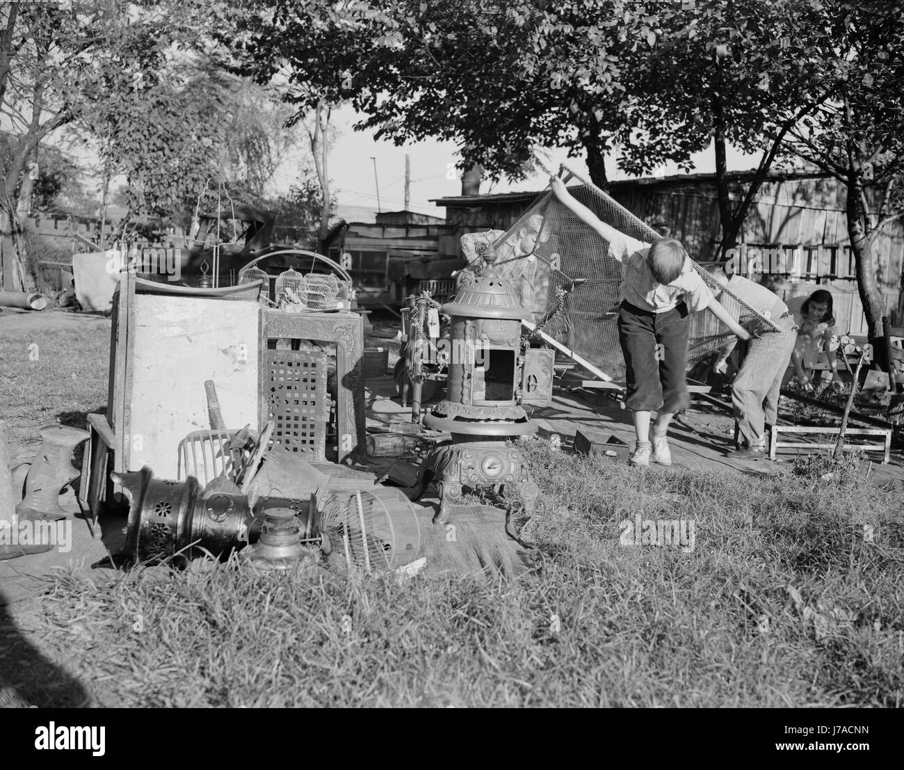 I bambini la raccolta dei rottami di donazioni per le loro industrie belliche, 1942. Foto Stock