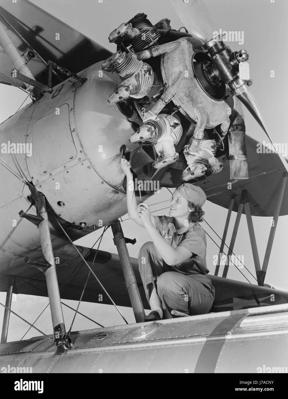 Un top-notch meccanico sapientemente ricostruisce i motori di aeroplano, 19442. Foto Stock