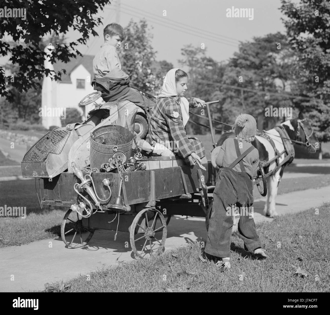 I giovani la raccolta dei rottami su un carrello pony di donazioni per le loro industrie belliche, 1942. Foto Stock