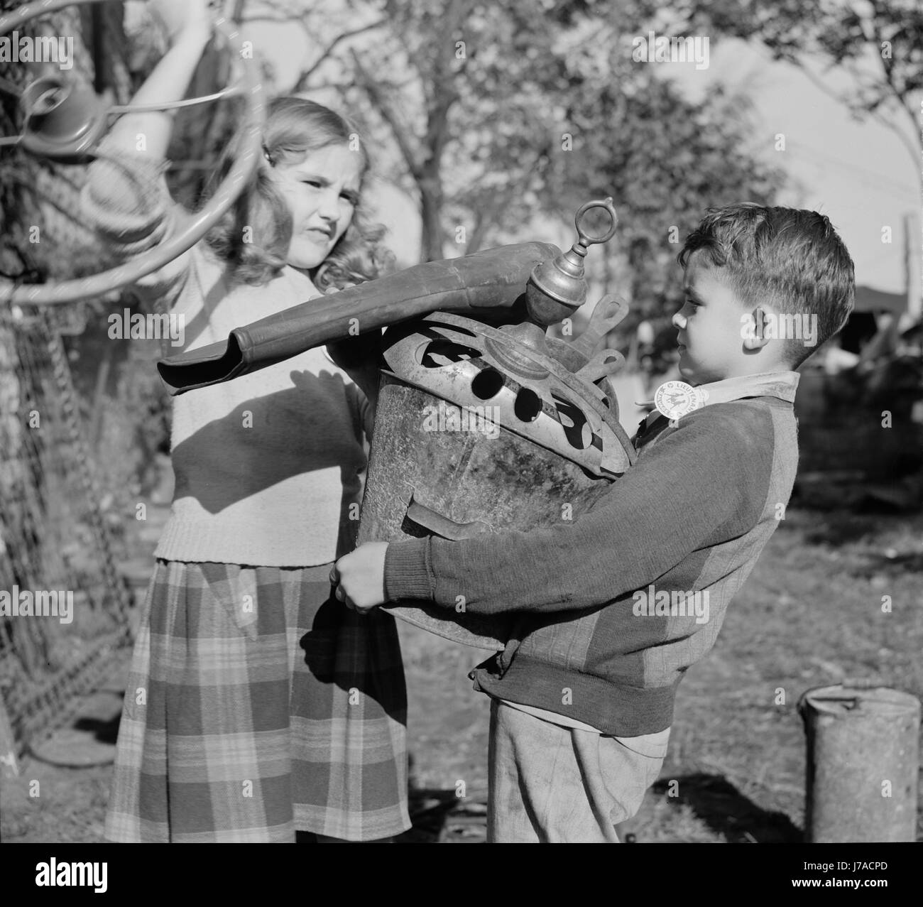 I bambini la raccolta dei rottami di donazioni per le loro industrie belliche, 1942. Foto Stock