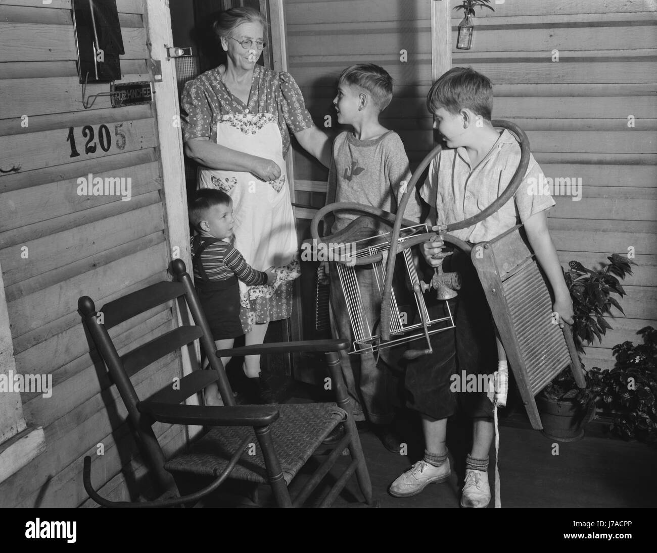 I giovani dei quartieri di purga porta a porta alla ricerca di rottami di trasformare in materiale bellico, 1942. Foto Stock