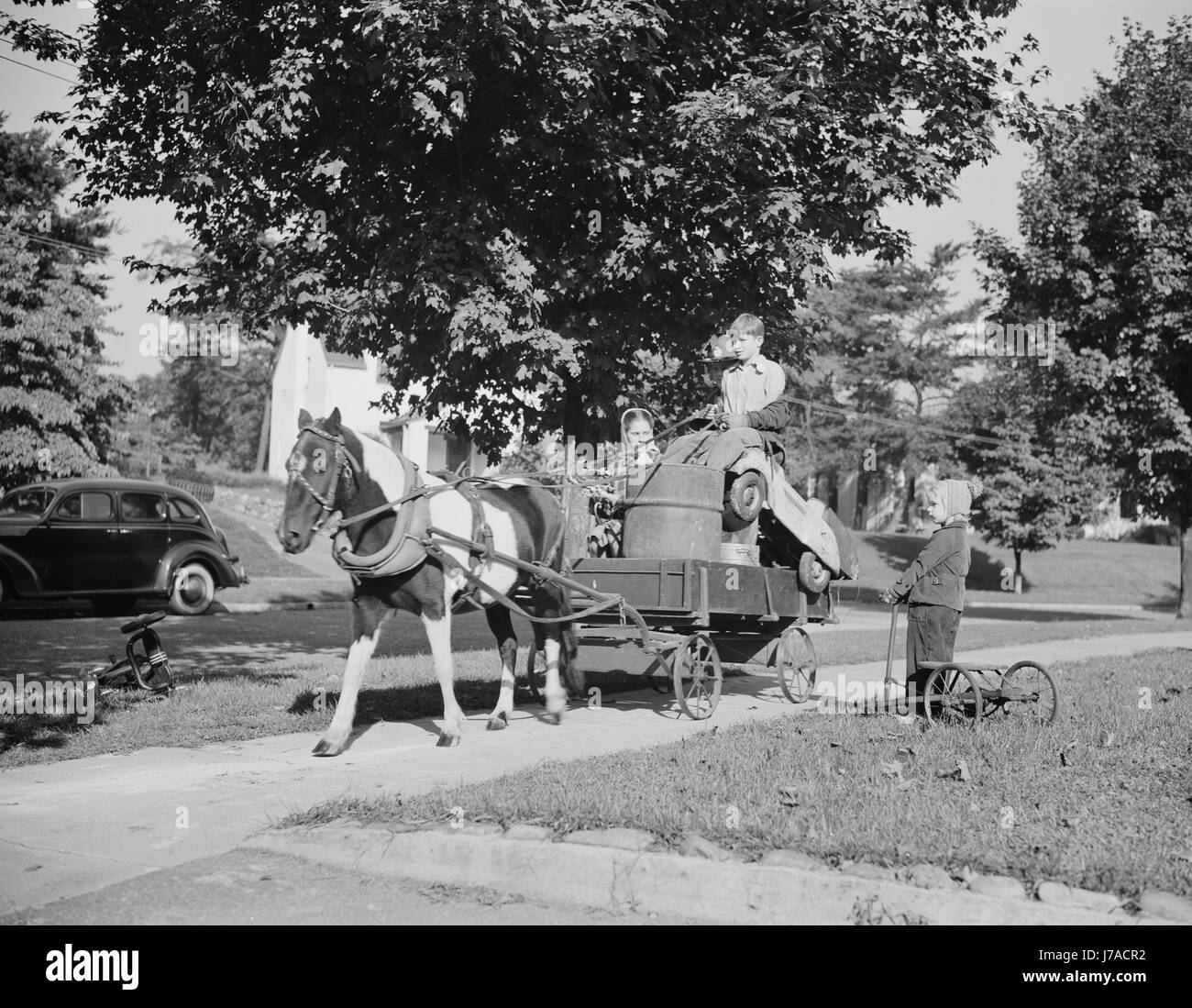 I giovani la raccolta dei rottami su un carrello pony di donazioni per le loro industrie belliche, 1942. Foto Stock