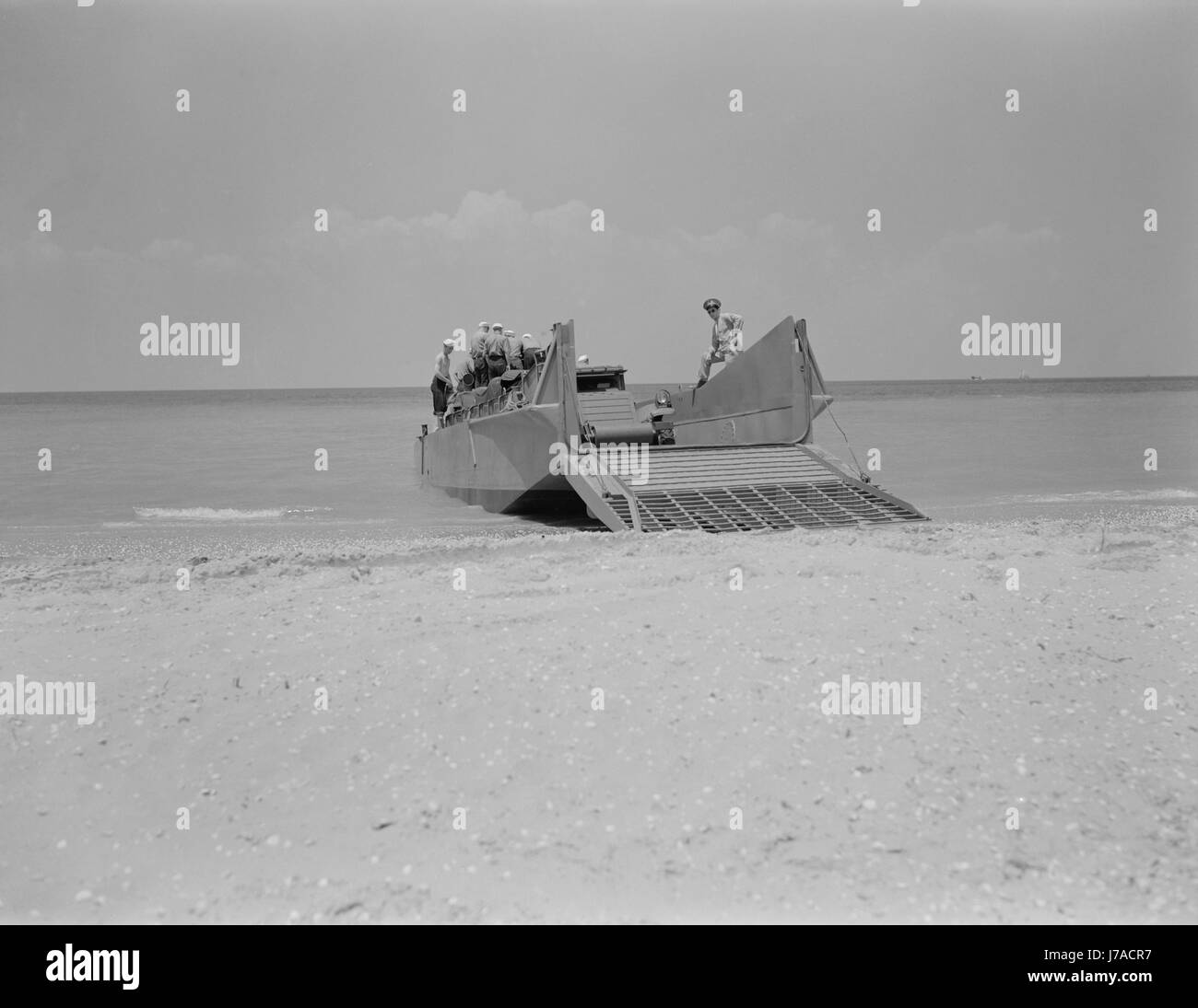 Marines preparare per impostare un carrello a terra da una cinquantina di piedi barca a rampa, 1942. Foto Stock