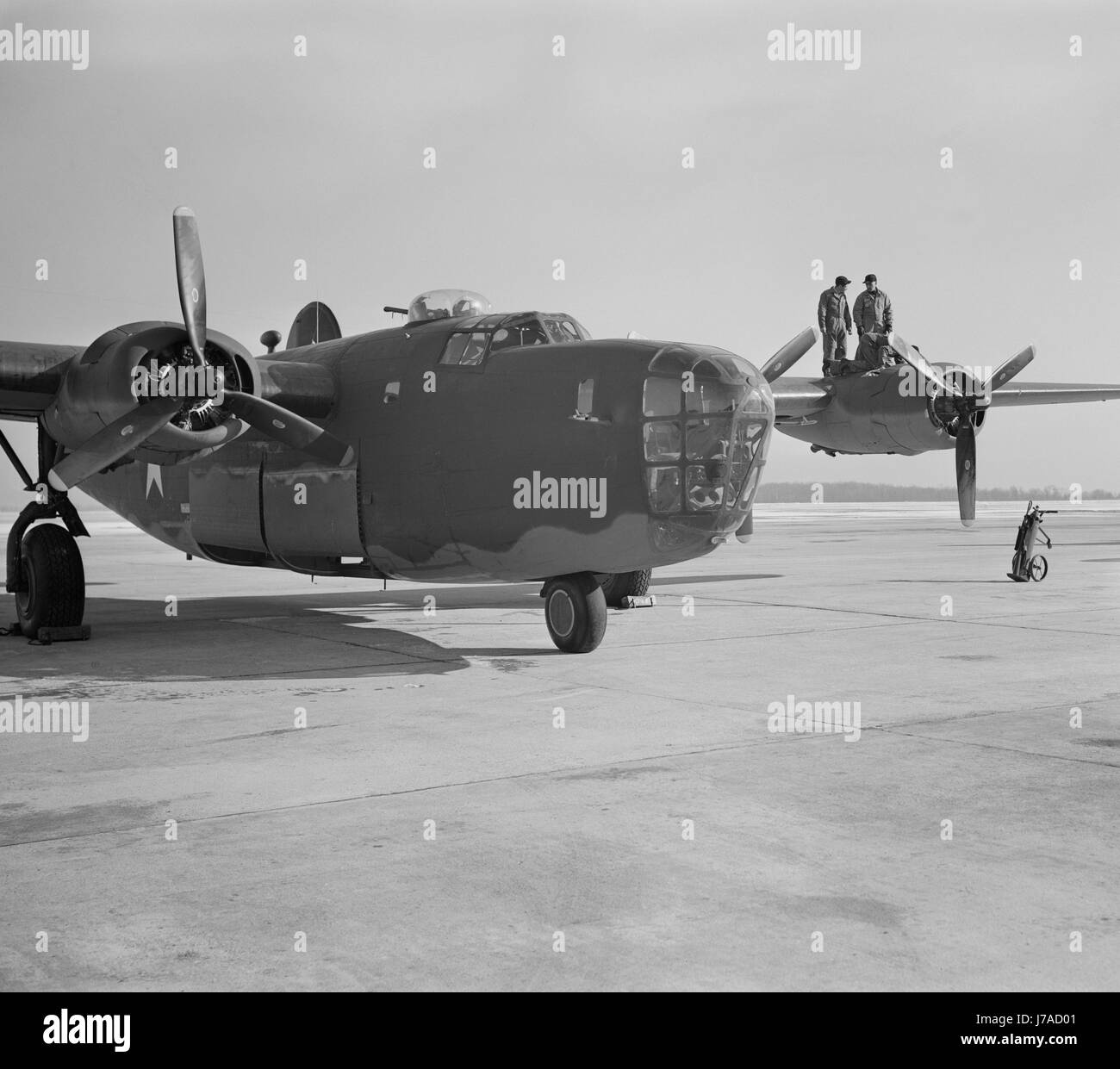 A B-24E LIBERATORE bomber ottiene un last minute ispezione prima di decollare a Willow Run, Michigan. Foto Stock