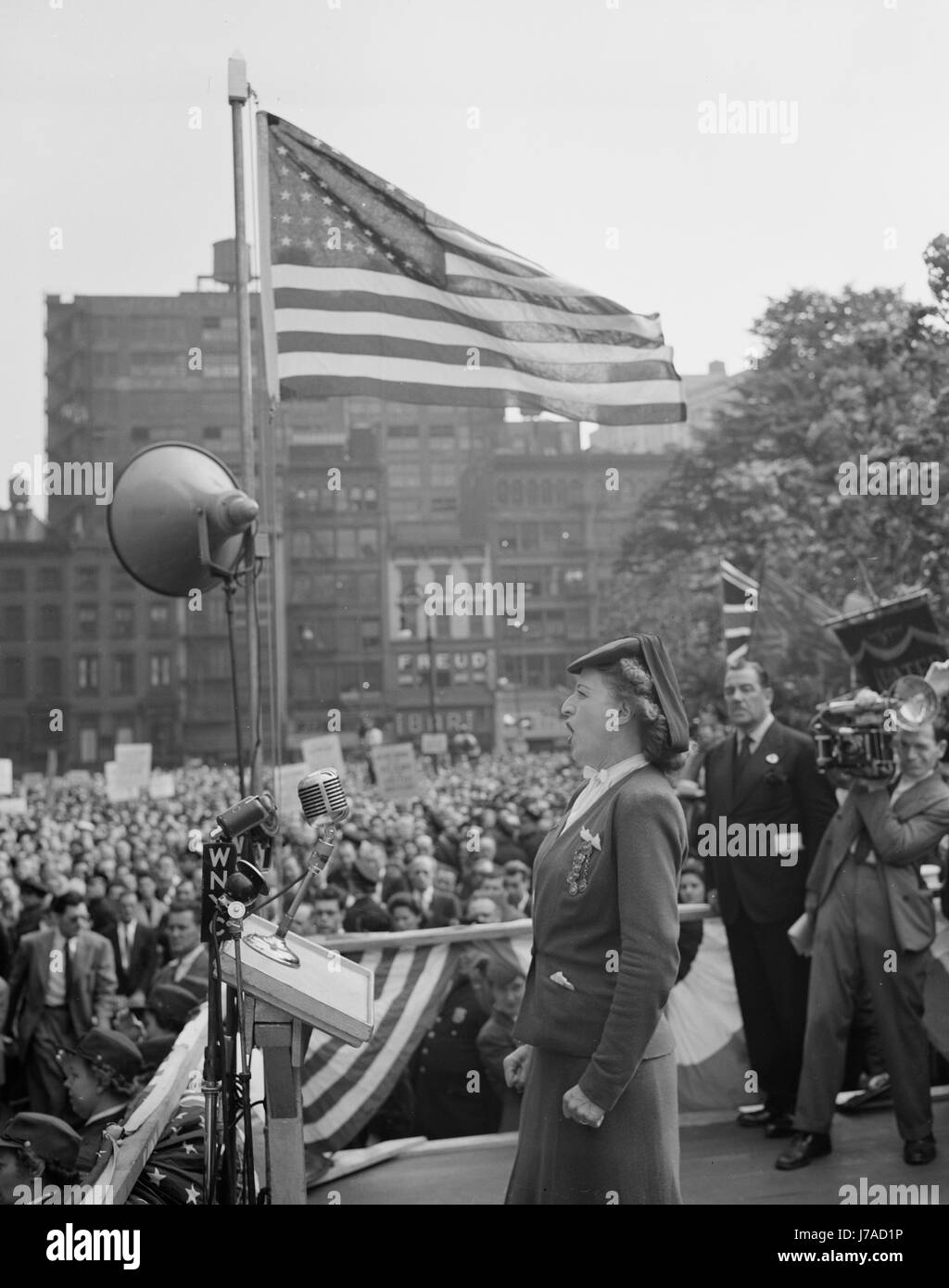 Una donna di affrontare la folla a D-day rally in Madison Square, New York, 1944. Foto Stock