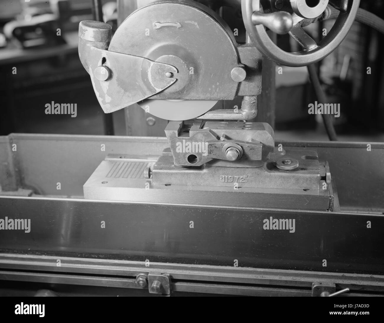 Close-up di macinino convertita dalla produzione di rasoi di sicurezza all'attrezzo-posti, 1942. Foto Stock