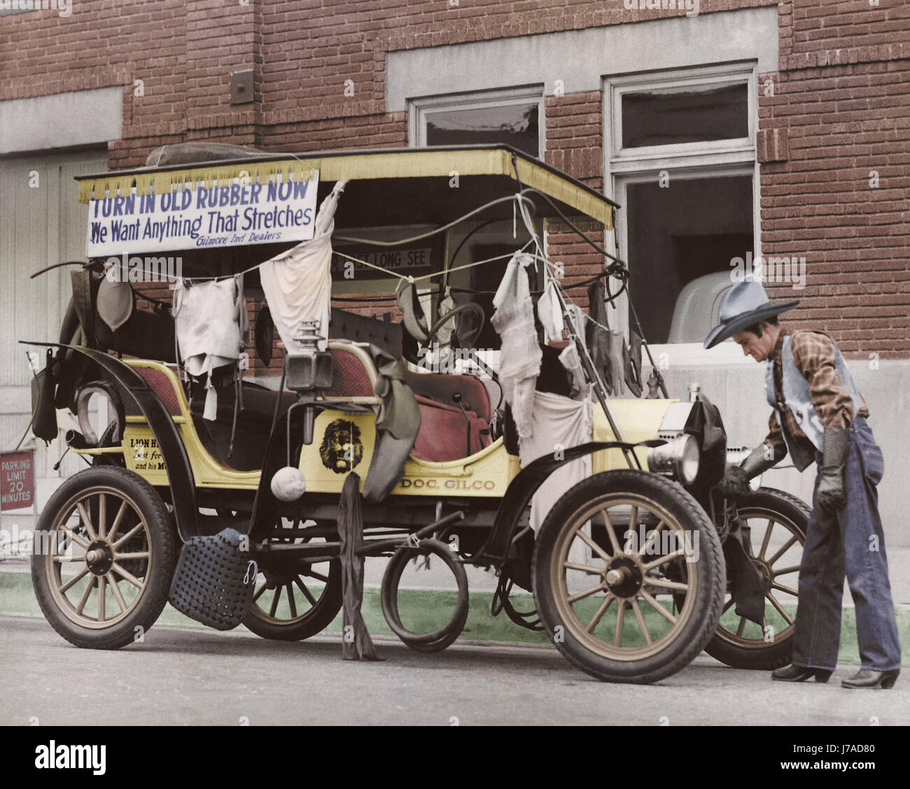 Persona di donare la loro gomma in corrispondenza di una gomma di scarto rigido durante la Seconda Guerra Mondiale. Foto Stock