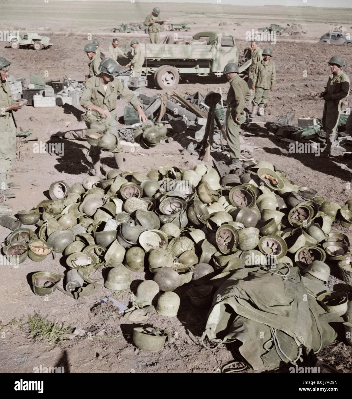 Pila di caschi tedesco lasciato dal decimo e quindicesimo divisioni Panzer, 1943. Foto Stock