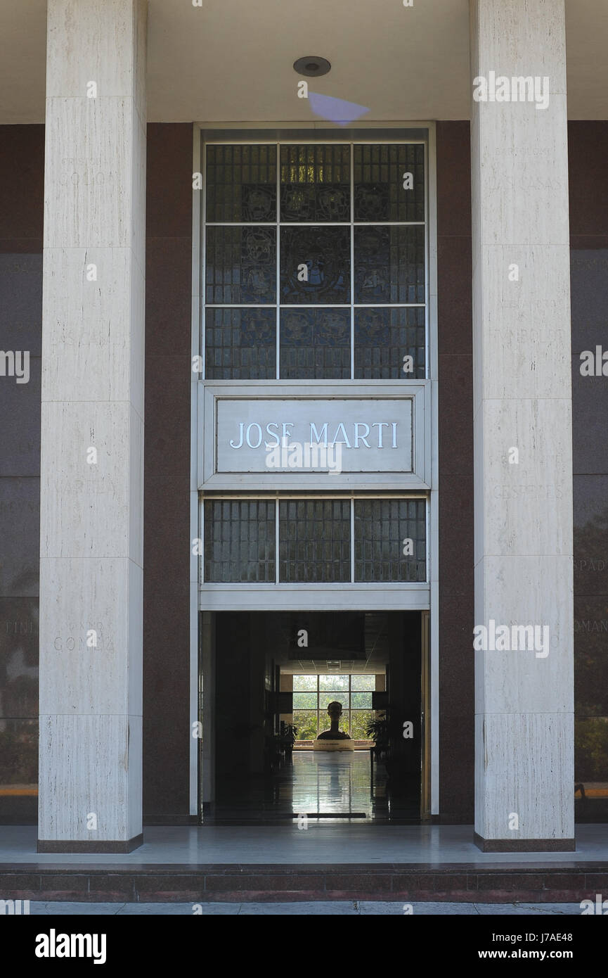 Ingresso principale della Biblioteca Nazionale José Martí in Plaza de la Revolucion o Piazza della Rivoluzione, l'Avana, Cuba Foto Stock