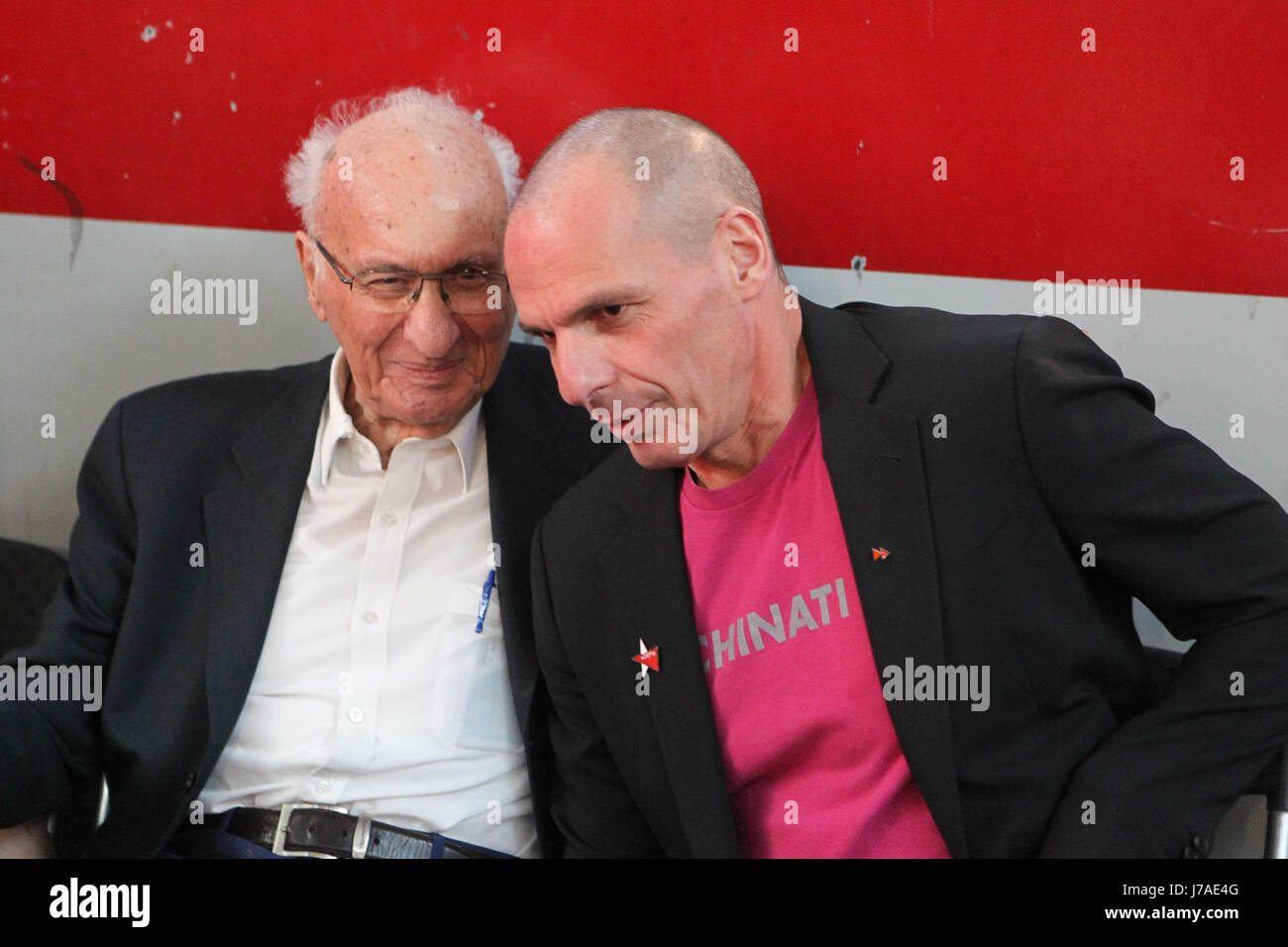 Yanis Varoufakis con suo padre. Yanis Varoufakis e membri di DIEM 25 presente i principi e la base di aspetti sociali e politici del mo Foto Stock