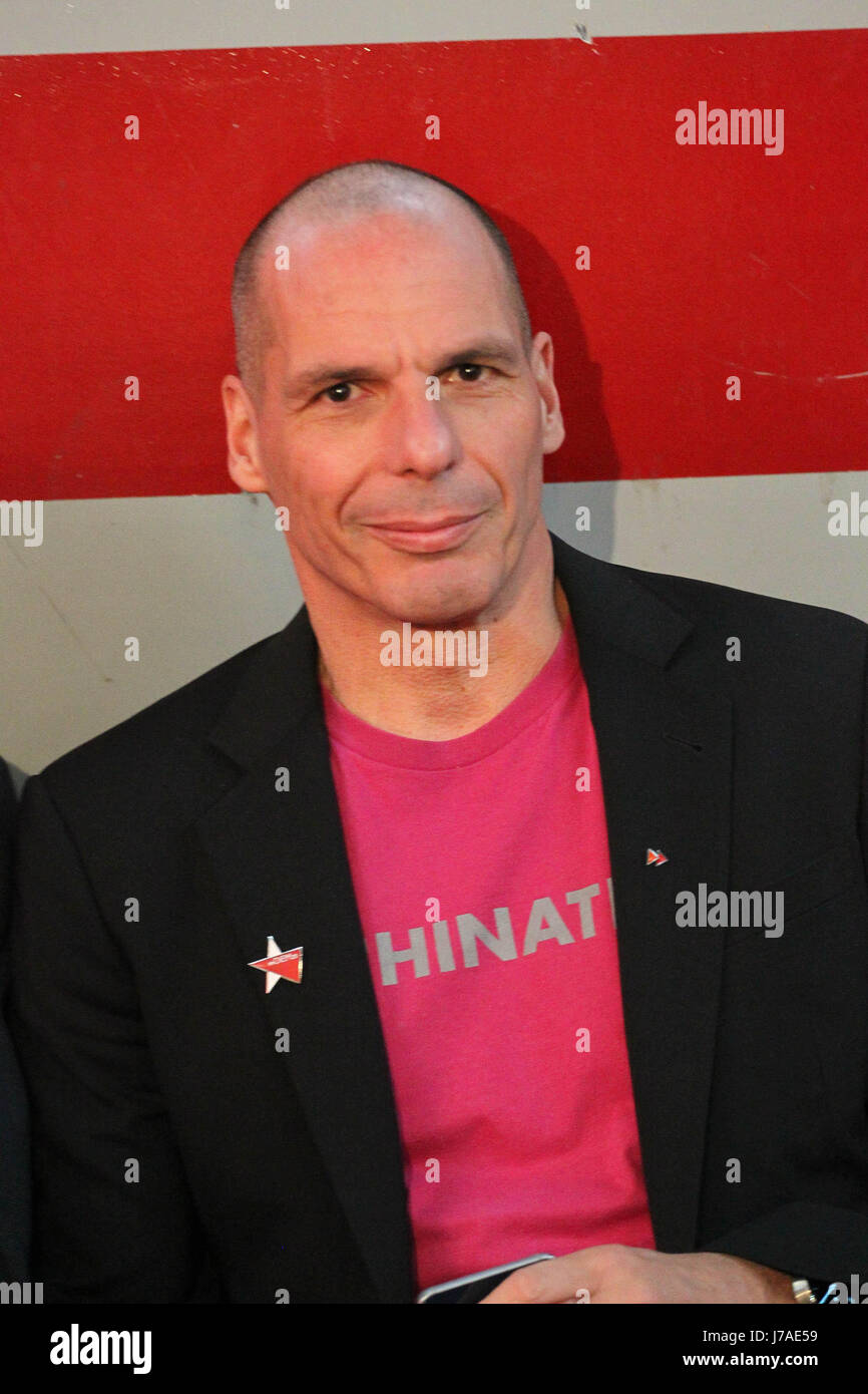 Yanis Varoufakis e membri di DIEM 25 presente i principi e la base di aspetti sociali e politici del movimento della piattaforma per la Grecia e E Foto Stock