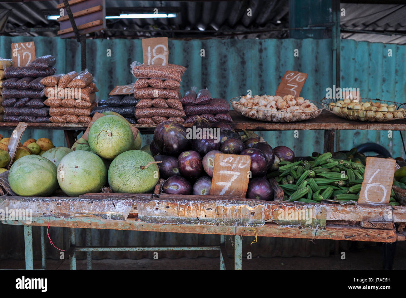 La frutta e la verdura stand ad un mercato locale a Neptuno street, Havana, Cuba Foto Stock