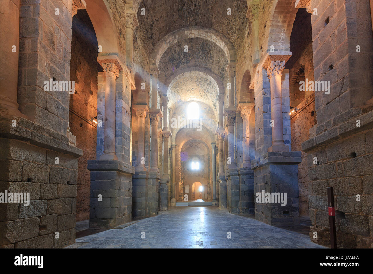 Spagna, Catalogna, Costa Brava, El Port de la Selva, Monastero di Sant Pere de Rodes, la navata centrale della chiesa Foto Stock