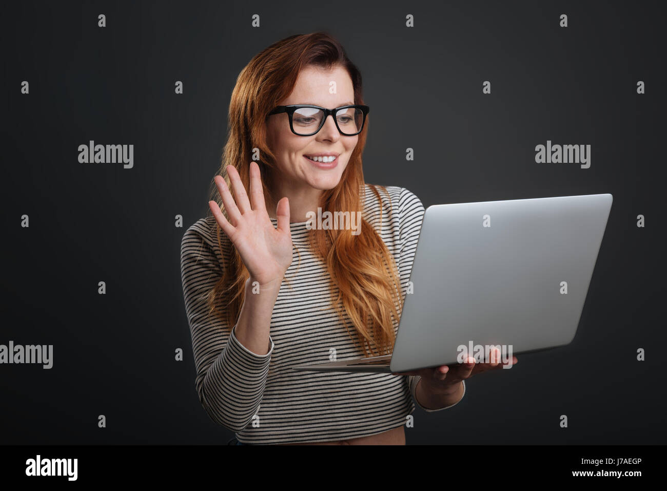 Vivace carino donna fare una chiamata video Foto Stock