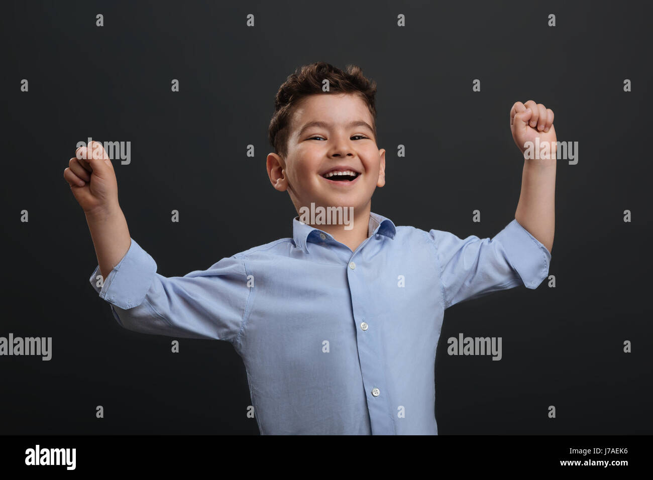 Adorabile ragazzo carino per celebrare la sua vittoria Foto Stock