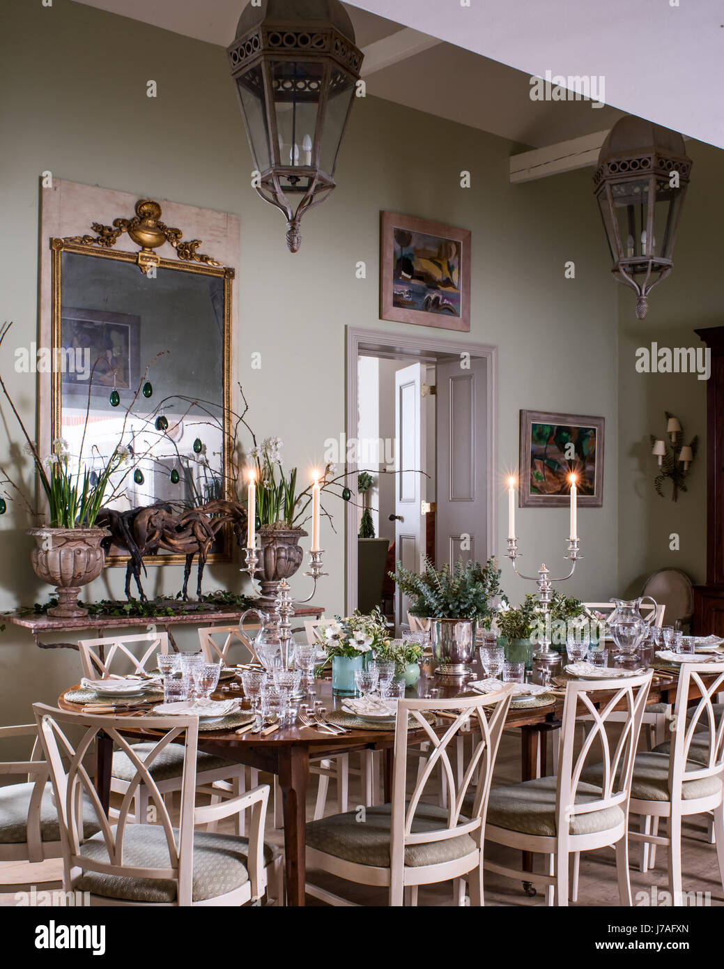 Spaziosa zona pranzo. La settecentesca tavola in mogano è prevista con il cristallo e il blocco-stampati tovaglioli di lino. Le sedie sono antichi dalla Francia un Foto Stock