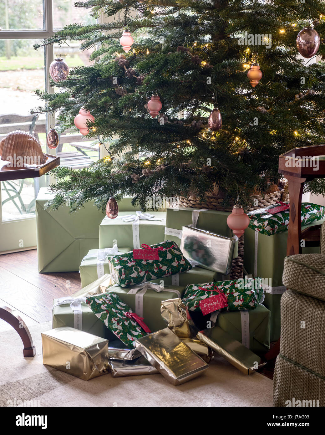 Presenta sotto l albero di natale Foto Stock