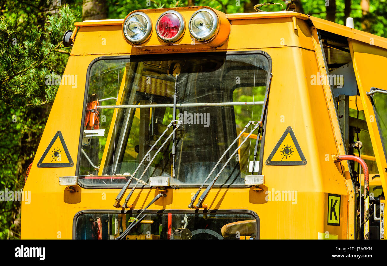 Brosarp, Svezia - 18 Maggio 2017: documentario della pubblica storica area della stazione ferroviaria. Vintage giallo Plasser dotato di laser macchina compattatrice. Primo piano della Foto Stock