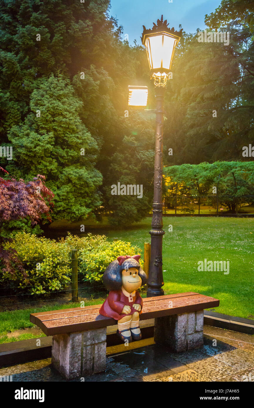 La scultura di Pablo Irrgang di 'Mafalda' fumetto personaggio di Joaquin Salvador Lavado ("Quino'), 2009, Campo San Francisco Oviedo, Asturias, Spagna Foto Stock