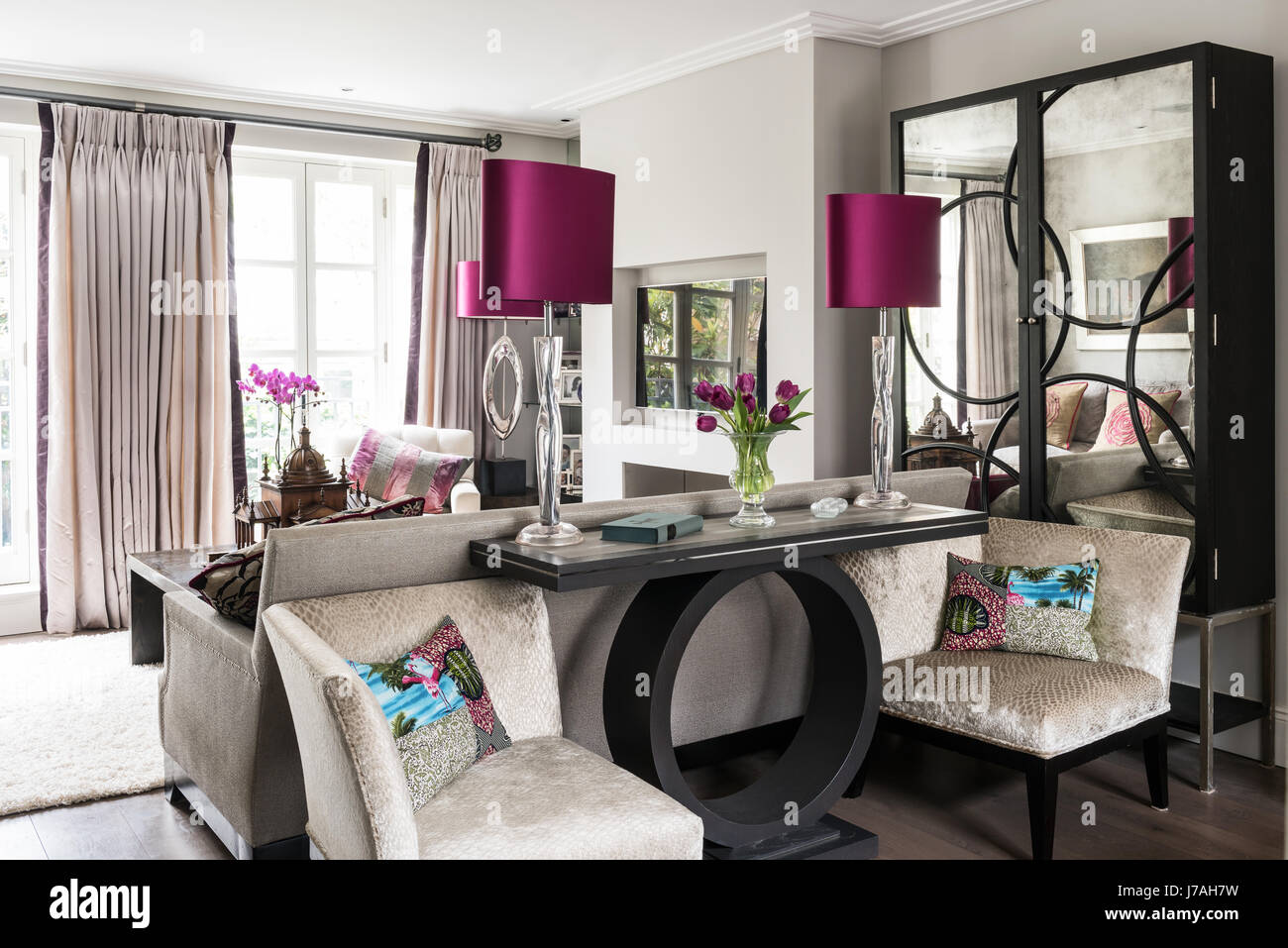Secondavita cuscini su poltrone con paralumi rosa sulla console Harome in terrazza Vittoriana, Londra Foto Stock