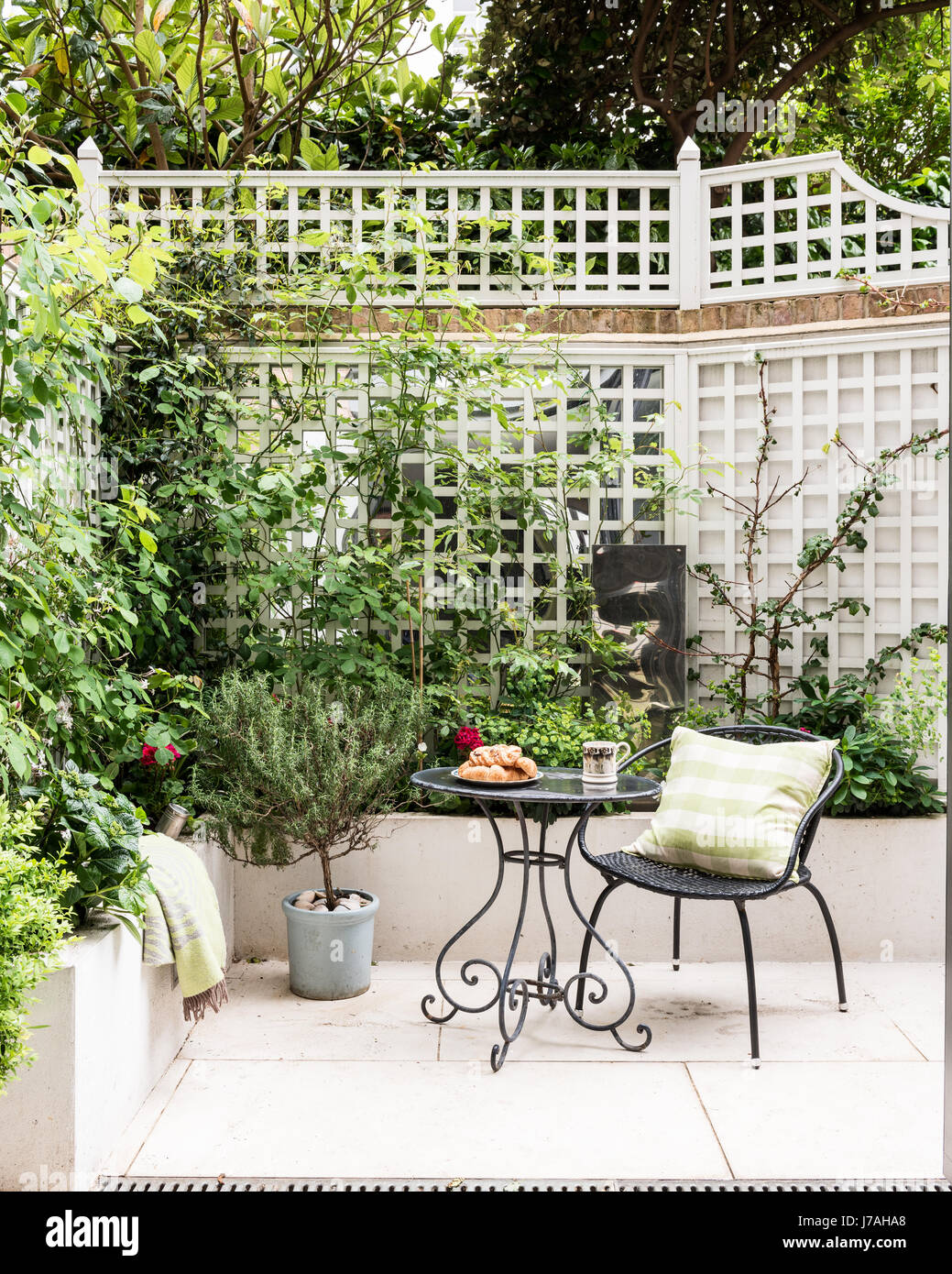 Sedia e tavolo in giardino nel cortile della terrazza Vittoriana, Londra Foto Stock