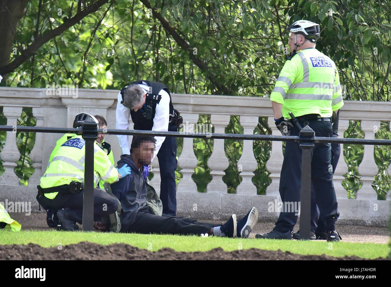 La polizia arresta un uomo che stava trasportando un coltello vicino a Buckingham Palace di Londra, in un incidente che Scotland Yard detto non è stato creduto per essere il terrore correlati. Foto Stock