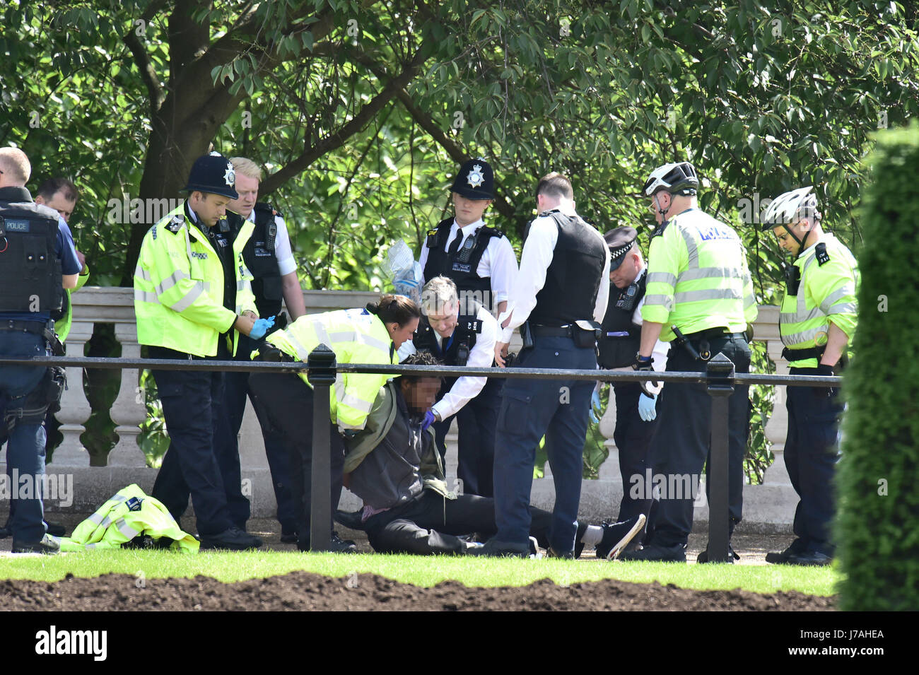 Nota faccia disturbato dal PA immagine scrivania la polizia arresta un uomo che stava trasportando un coltello vicino a Buckingham Palace di Londra, in un incidente che Scotland Yard detto non è stato creduto per essere il terrore correlati. Foto Stock
