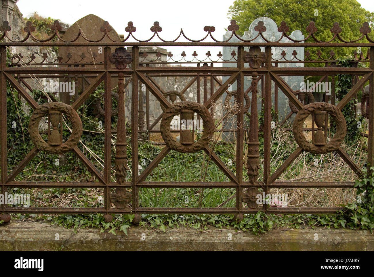Elementi in ferro battuto che circondano una tomba in un cimitero vecchio in Newtownards Co Down Irlanda del Nord Foto Stock
