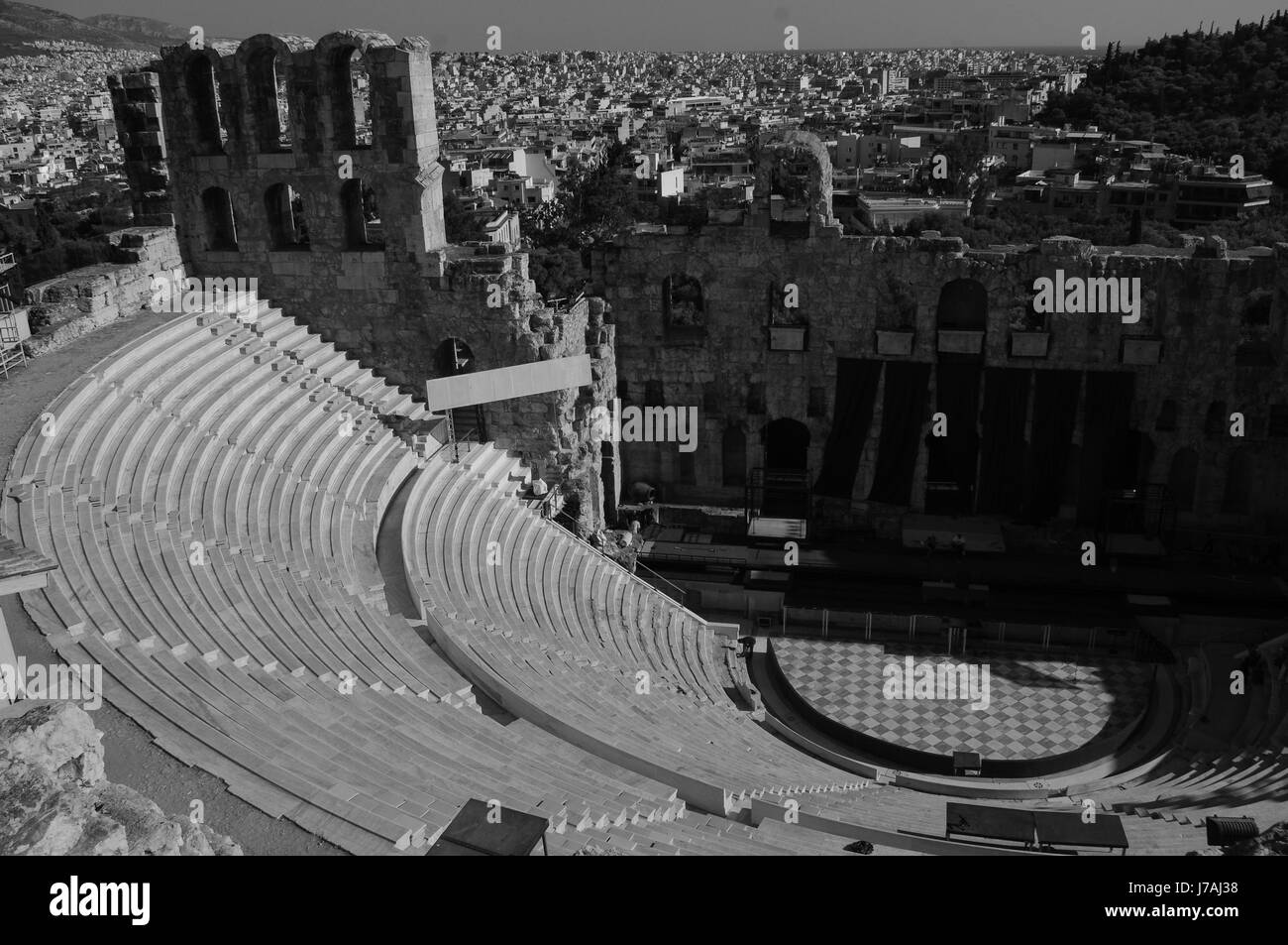Immagine in bianco e nero di Odeon di Erode Attico, dove il greco moderno gioca vengono ancora eseguite. Foto Stock