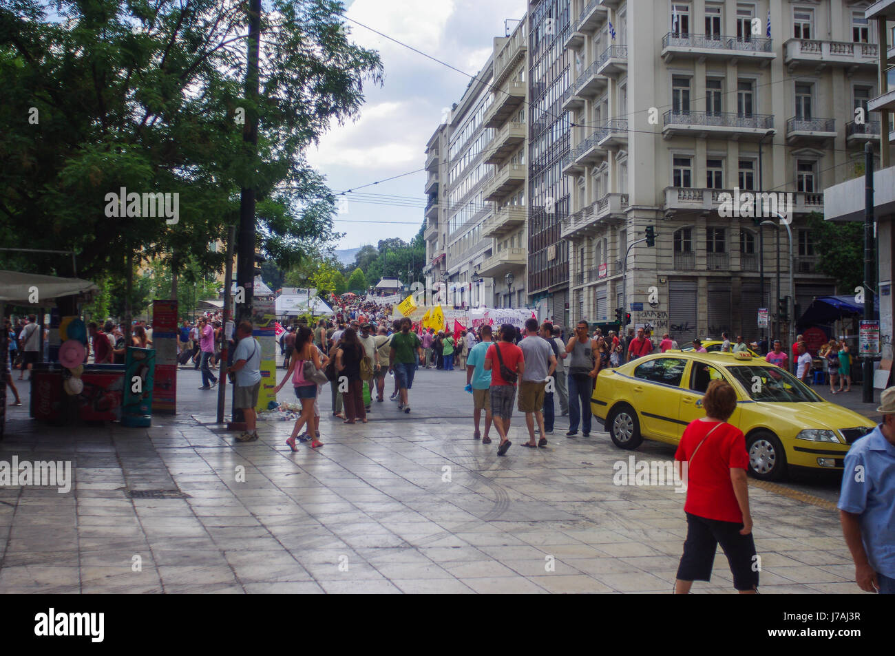 Le manifestazioni di protesta, graffiti, demonstations e cartelloni in Grecia 2013 come manifestanti prendere la strada per quanto riguarda il salvataggio Foto Stock