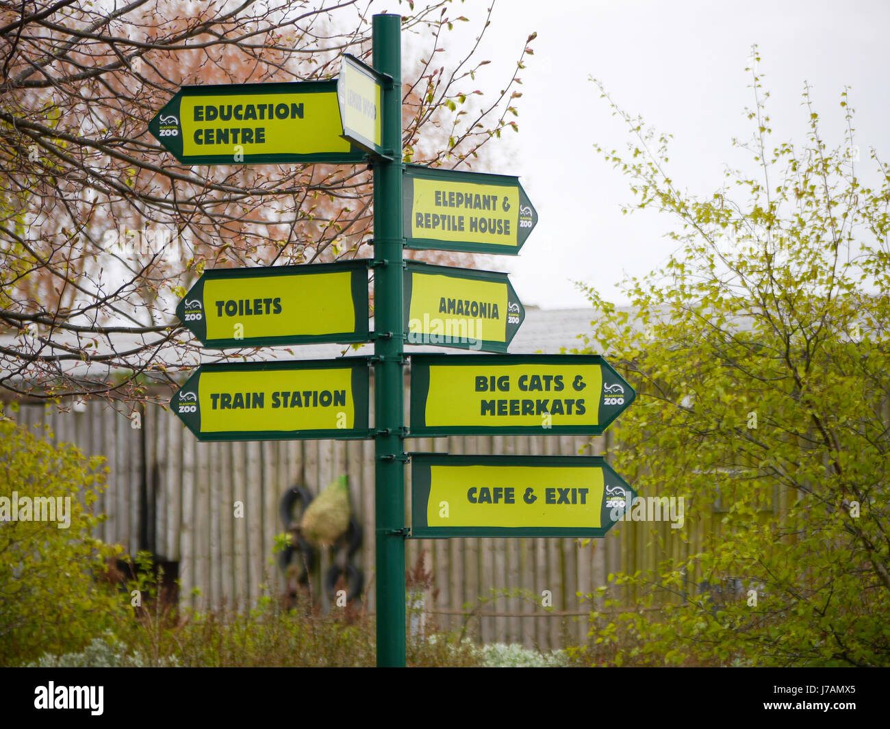 Lo Zoo di un cartello che mostra le indicazioni per le strutture e gli animali a Blackpool Zoo, Inghilterra Foto Stock