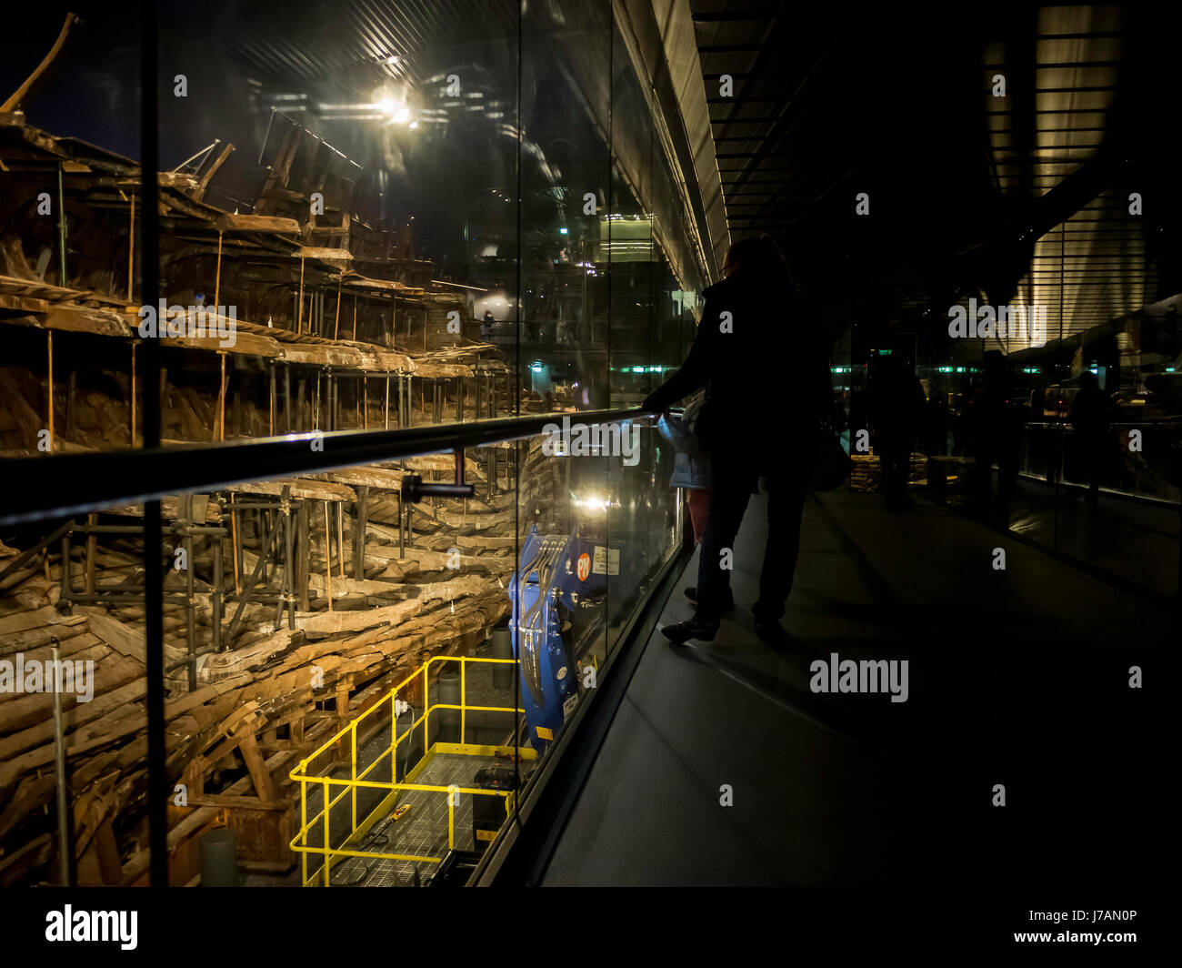 I visitatori a piedi lungo una delle gallerie di visualizzazione a guardare il Tudor nave da guerra della Mary Rose. A Mary Rose Museum, Portsmouth Historic Dockyard, en Foto Stock