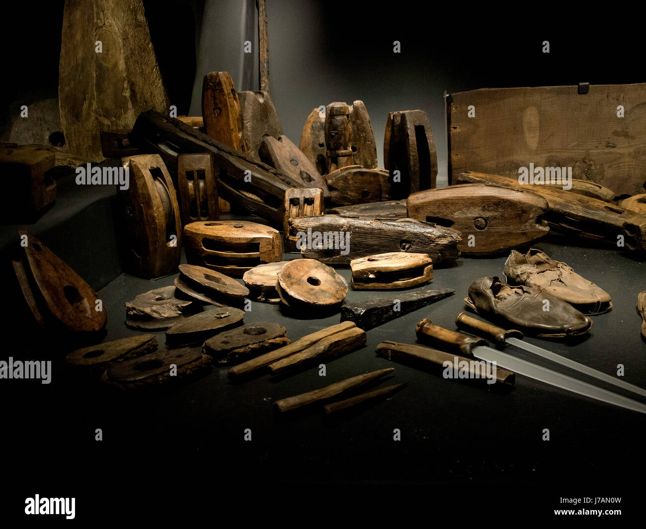 Blocchi, affronta e gli strumenti si trovano in i falegnami di cabina del Tudor nave da guerra della Mary Rose Foto Stock