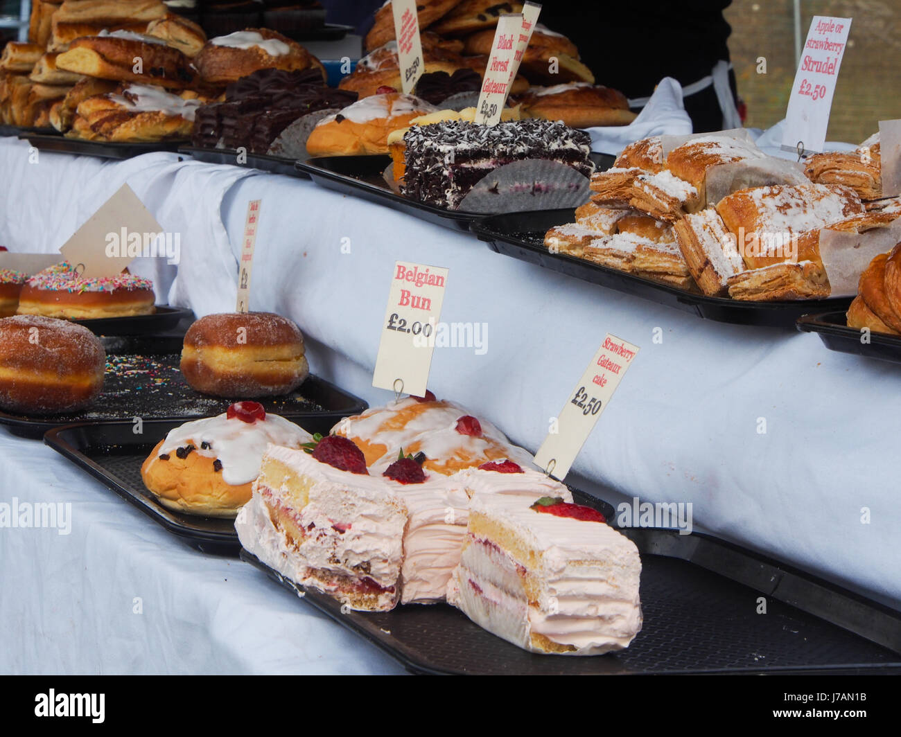 Torte e pasticcini in vendita su un mercato in stallo Foto Stock