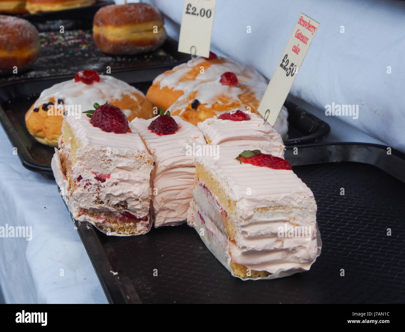 Torte e pasticcini in vendita su un mercato in stallo Foto Stock