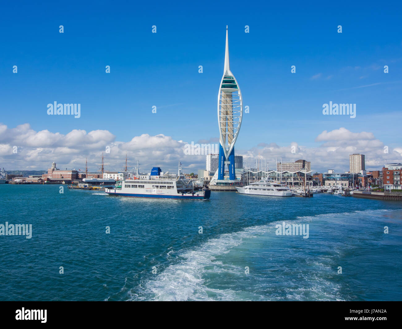 La vista del porto di Portsmouth da un traghetto immettendo il Solent Foto Stock