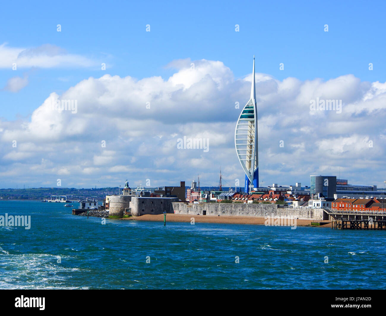 La vista del porto di Portsmouth da un traghetto immettendo il Solent Foto Stock