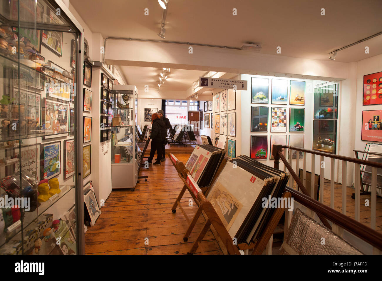 Galleria e le persone che visualizzano una mostra Foto Stock