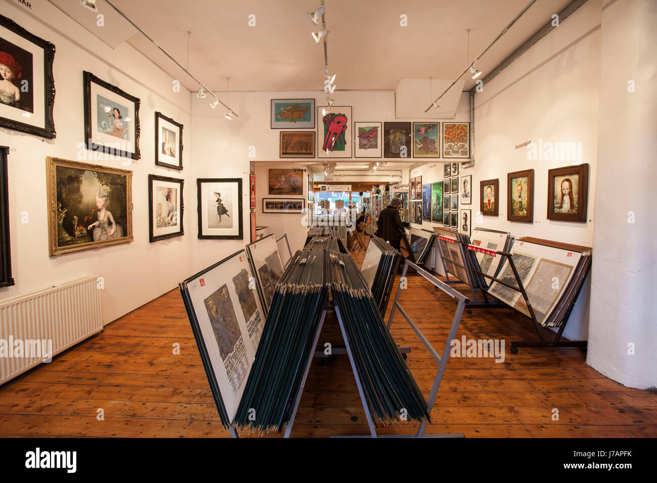 Galleria e le persone che visualizzano una mostra Foto Stock
