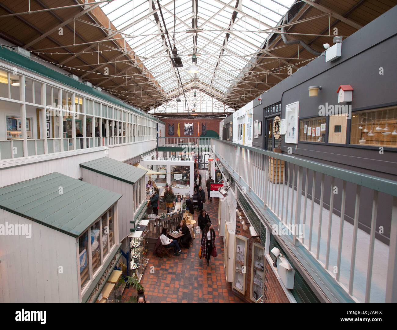 Galleria e le persone che visualizzano una mostra Foto Stock